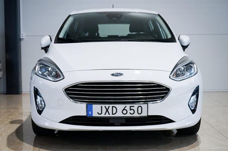 Begagnad Ford Fiesta Titanium 101 HK (74 kW) 2017 Vit Halvkombi