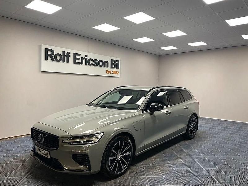 Grå Begagnad 2025 Volvo V60 Plus Kombi | 489 500 kr (Marknadspris) - Bild 1/4