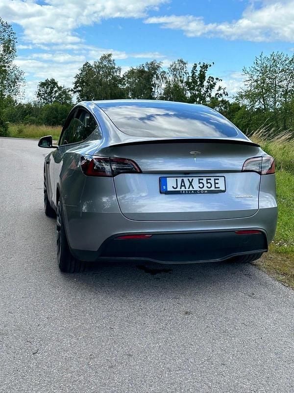 Begagnad 2024 Tesla Model Y Performance SUV | 570 000 kr (Dyr) - Bild 1/4
