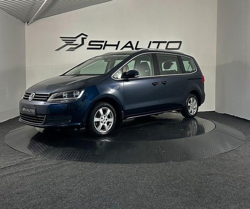 Mörkblå (blå) Begagnad 2011 VW Sharan Minibuss | 89 900 kr (Superpris) - Bild 1/4