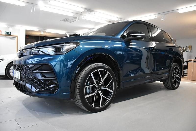 Begagnad VW Tiguan R-line Edition 194 HK (142 kW) 2025 Mörkblå SUV