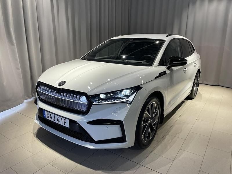Vit Begagnad 2025 Skoda Enyaq iV SUV | 519 900 kr (Marknadspris) - Bild 1/4