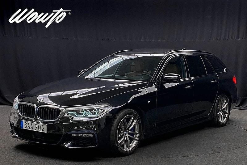 Svart (safirsvart metallic) Begagnad 2018 BMW 540 M Sport Kombi | 429 800 kr (Dyr) - Bild 1/3
