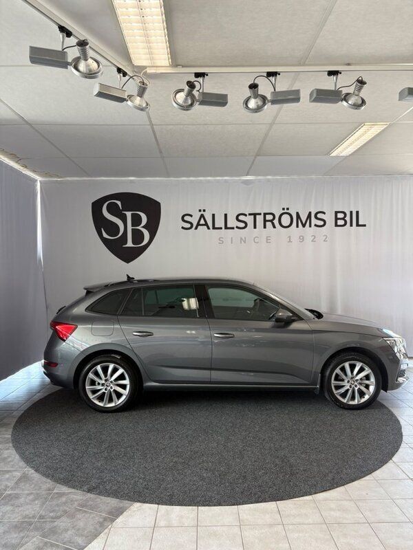 Grå Begagnad 2023 Skoda Scala Style Halvkombi | 239 900 kr (Marknadspris) - Bild 1/4