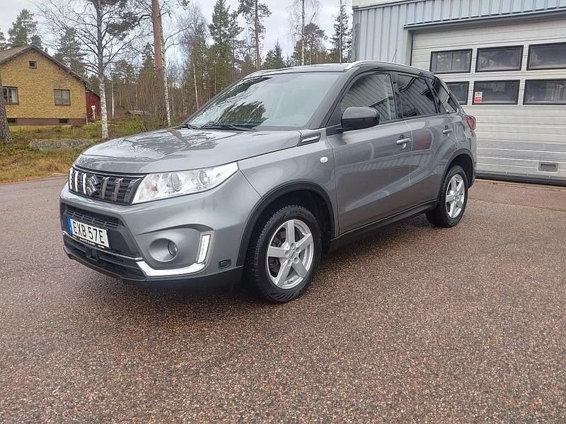 Mörkgrå Begagnad 2018 Suzuki Vitara SUV | 185 000 kr (Lite dyr) - Bild 1/4