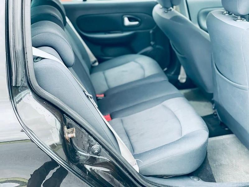 Begagnad Renault Clio II 75 HK (55 kW) 2004 Svart Halvkombi