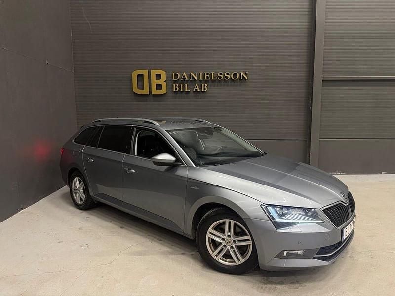 Grå Begagnad 2018 Skoda Superb Business Line Kombi | 199 800 kr (Bra pris) - Bild 1/4