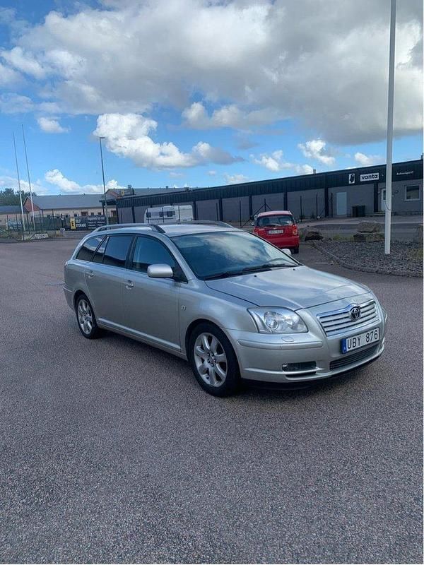 Silver Begagnad 2003 Toyota Avensis Kombi | 23 900 kr (Marknadspris) - Bild 1/4