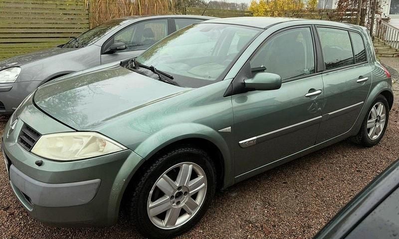 Grön Begagnad 2005 Renault Mégane II Halvkombi | 14 000 kr (Marknadspris) - Bild 1/4