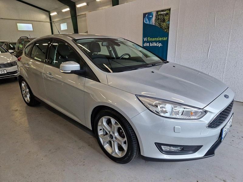 Grå Begagnad 2017 Ford Focus Halvkombi | 99 800 kr - Bild 1/4