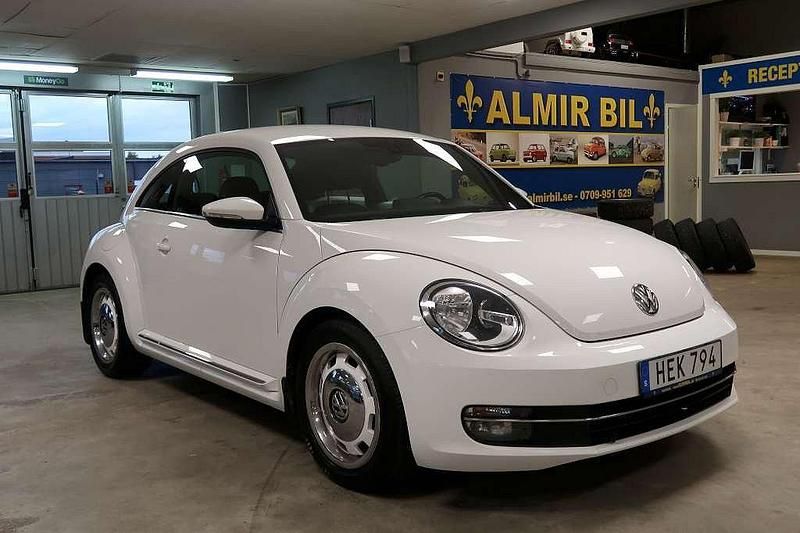 Vit Begagnad 2013 VW Beetle Halvkombi | 99 500 kr (Lite dyr) - Bild 1/4