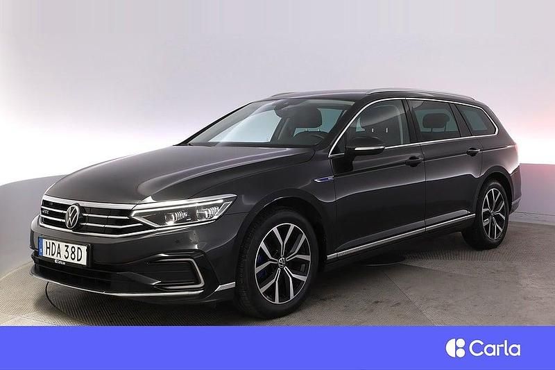 Mörkgrå Begagnad 2022 VW Passat Executive Kombi | 284 900 kr (Lite dyr) - Bild 1/4