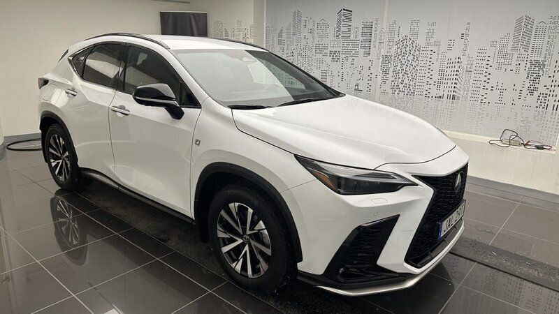 Vit Begagnad 2023 Lexus NX450h+ Sport Line SUV | 629 900 kr (Marknadspris) - Bild 1/4