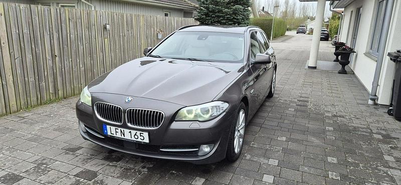 Brun Begagnad 2011 BMW 530 Comfort Edition Kombi | 135 000 kr (Marknadspris) - Bild 1/4