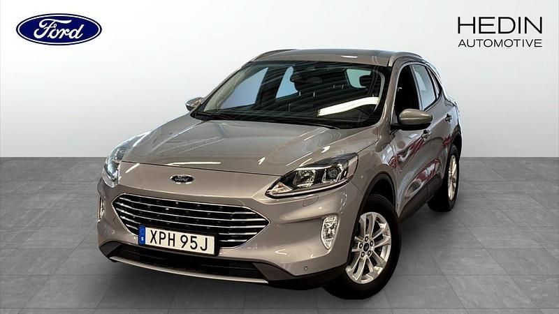 Silver Begagnad 2022 Ford Kuga Titanium SUV | 254 900 kr (Marknadspris) - Bild 1/4