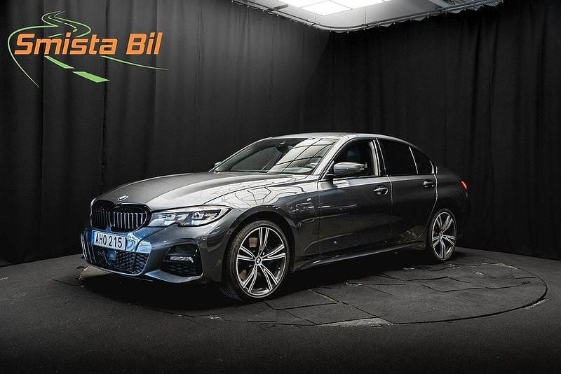 Grå Begagnad 2020 BMW 330e M Sport Sedan | 319 600 kr (Marknadspris) - Bild 1/3