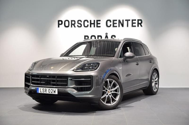 Grå Begagnad 2024 Porsche Cayenne SUV | 1 275 000 kr (Marknadspris) - Bild 1/4