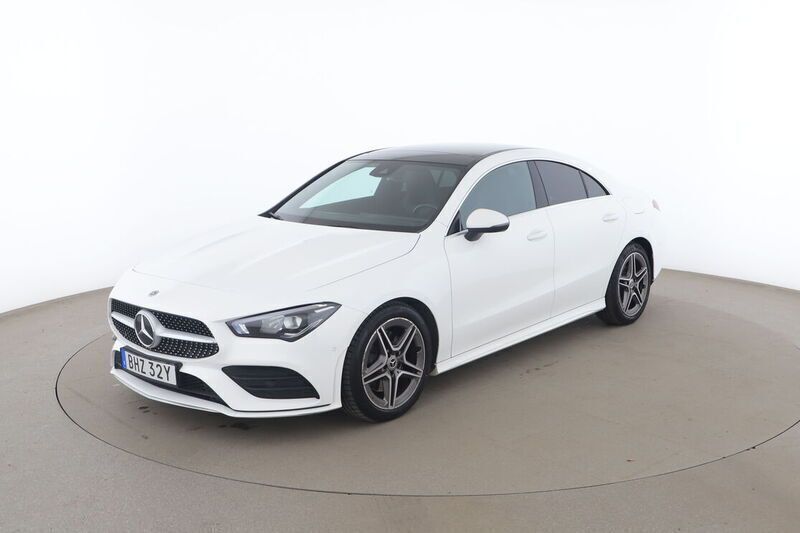 Vit Begagnad 2021 Mercedes CLA200 AMG line Sportkupé | 315 000 kr (Bra pris) - Bild 1/4