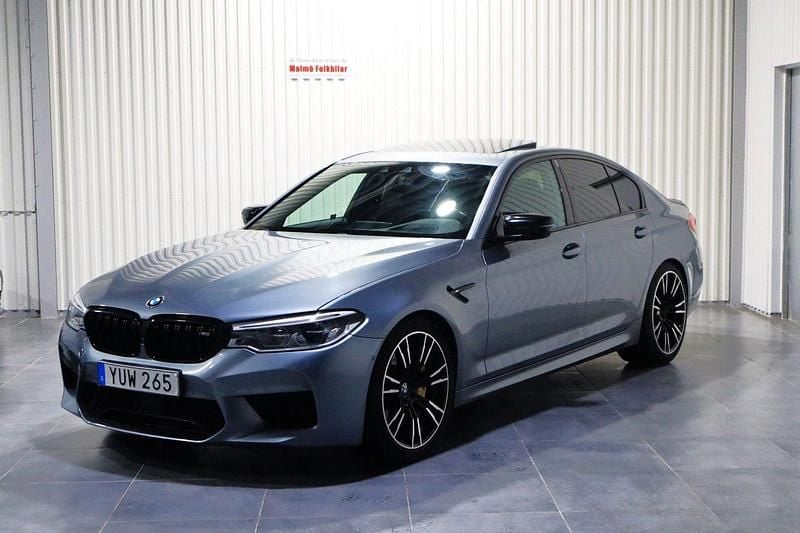 Blå Begagnad 2018 BMW M5 Competition Edition Sedan | 829 900 kr (Dyr) - Bild 1/4