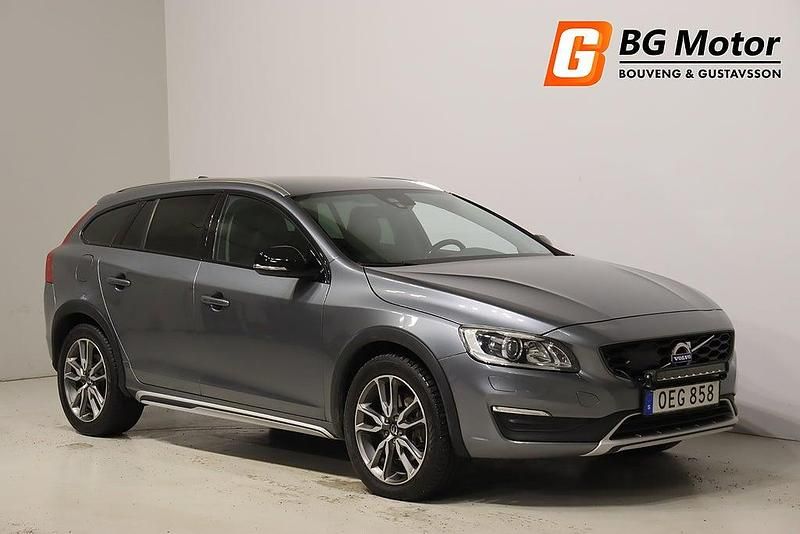 Grå Begagnad 2016 Volvo V60 CC Summum Kombi | 179 600 kr (Lite dyr) - Bild 1/4