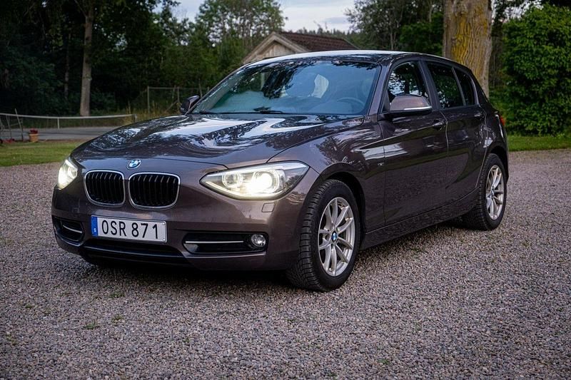Brun Begagnad 2015 BMW 118 Sport Line Halvkombi | 135 000 kr (Marknadspris) - Bild 1/4