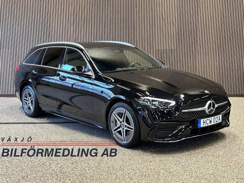 Svart (svartmetallic) Begagnad 2023 Mercedes C300e AMG line Kombi | 439 000 kr (Marknadspris) - Bild 1/4