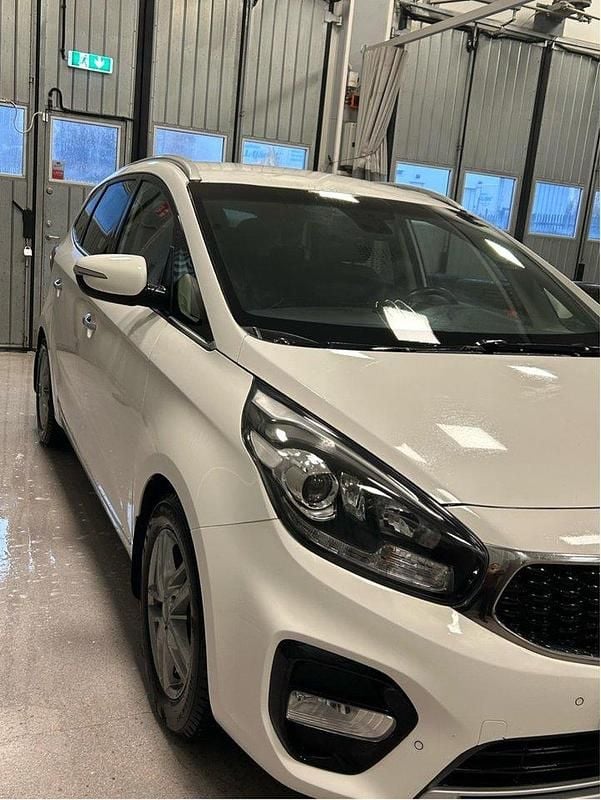 Vit Begagnad 2017 Kia Carens Minibuss | 105 000 kr (Bra pris) - Bild 1/4