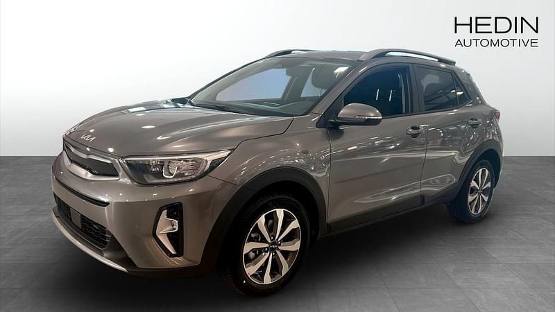 Grå (grey) Ny 2025 Kia Stonic 4 SUV | 277 900 kr (Marknadspris) - Bild 1/4