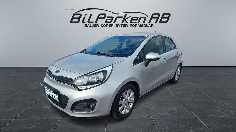 Begagnad Kia Rio 109 HK (80 kW) 2011 Silver Halvkombi