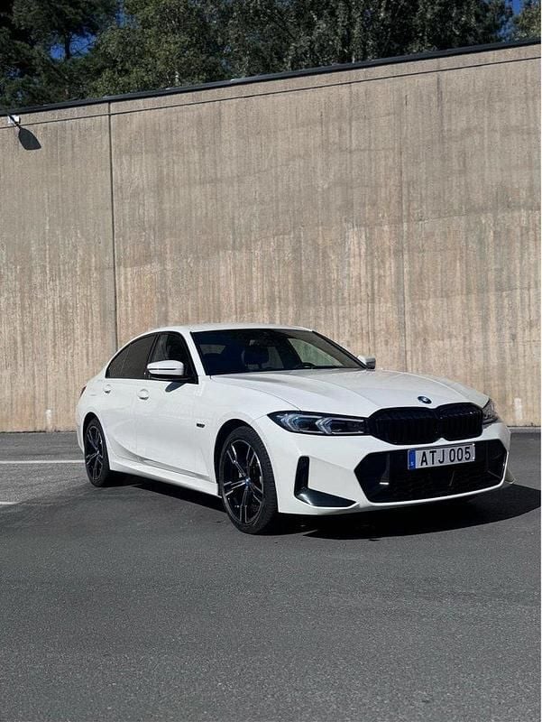 Vit Begagnad 2023 BMW 330e M Sport Sedan | 430 000 kr (Lite dyr) - Bild 1/4