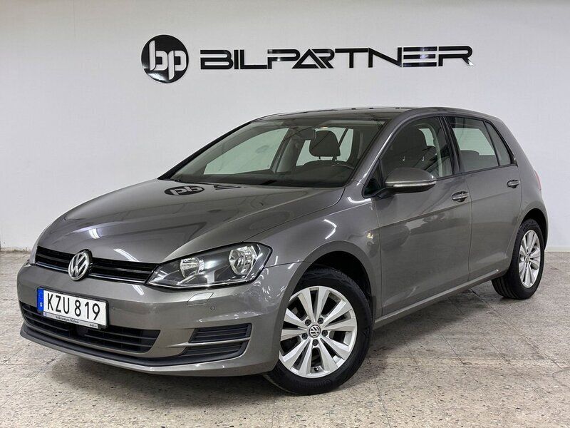 Grå Begagnad 2015 VW Golf VII Halvkombi | 89 900 kr (Marknadspris) - Bild 1/4