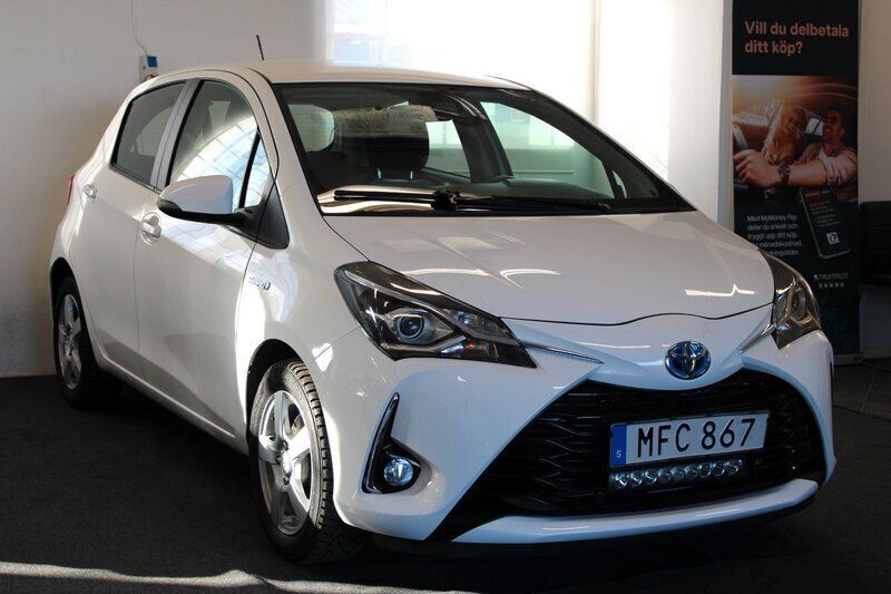 Vit Begagnad 2018 Toyota Yaris Hybrid Active Halvkombi | 119 900 kr (Marknadspris) - Bild 1/4