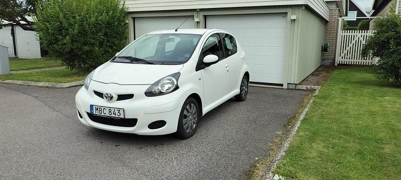 Vit Begagnad 2011 Toyota Aygo Halvkombi | 55 000 kr (Lite dyr) - Bild 1/4