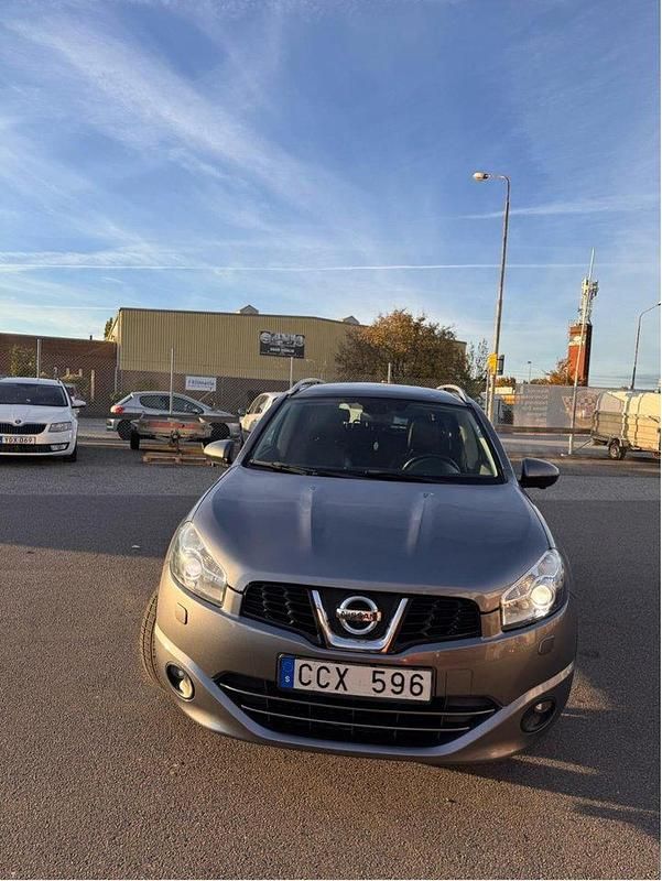 Grå Begagnad 2012 Nissan Qashqai +2 SUV | 90 000 kr (Marknadspris) - Bild 1/4