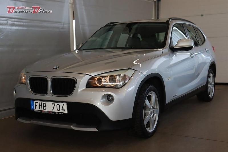Grå Begagnad 2011 BMW X1 SUV | 119 900 kr (Marknadspris) - Bild 1/4