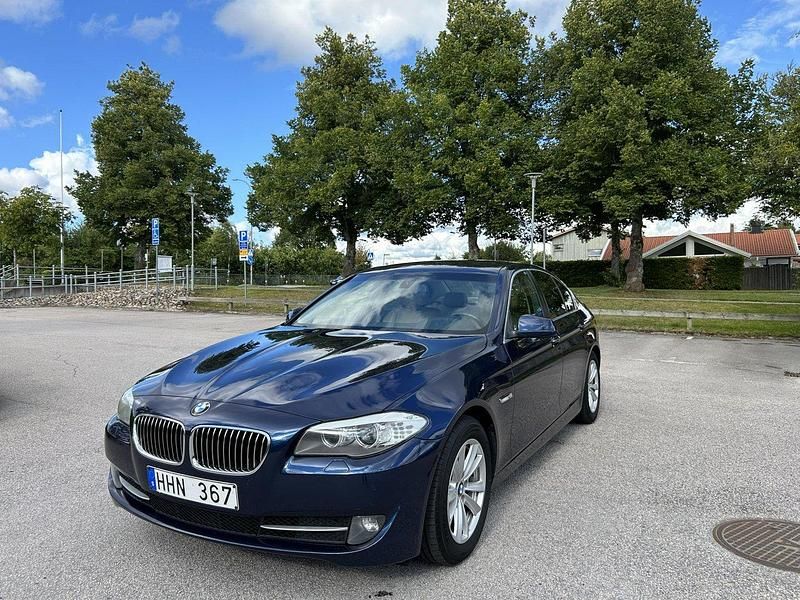 Blå Begagnad 2011 BMW 520 M Sport Sedan | 94 000 kr (Marknadspris) - Bild 1/4
