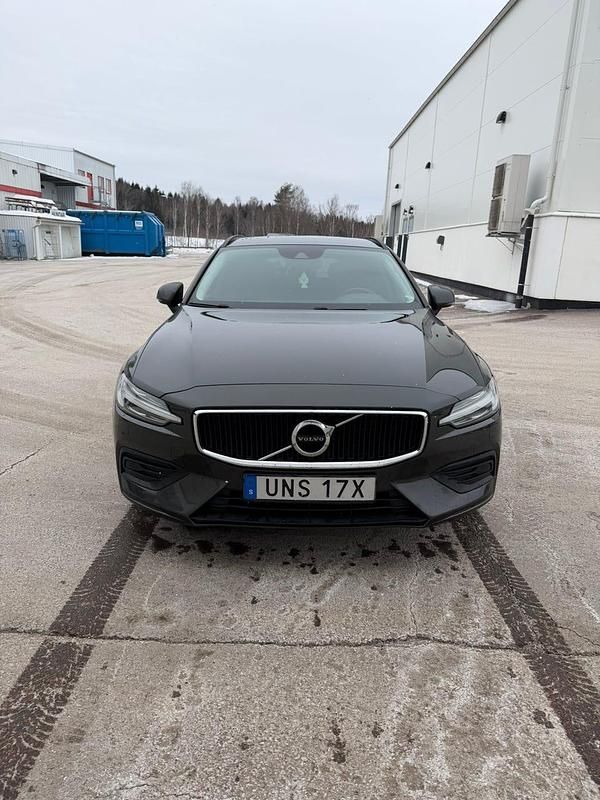Begagnad Volvo V60 Momentum 150 HK (110 kW) 2019 Pine grey Kombi