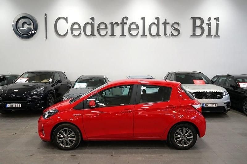 Begagnad Toyota Yaris Hybrid 101 HK (74 kW) 2019 Röd Halvkombi