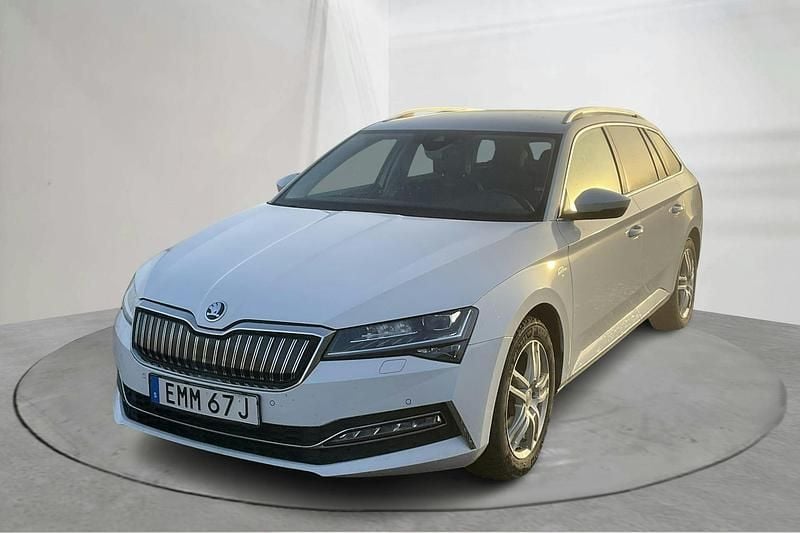 Vit Begagnad 2022 Skoda Superb LAURIN & KLEMENT Kombi | 265 000 kr (Marknadspris) - Bild 1/4