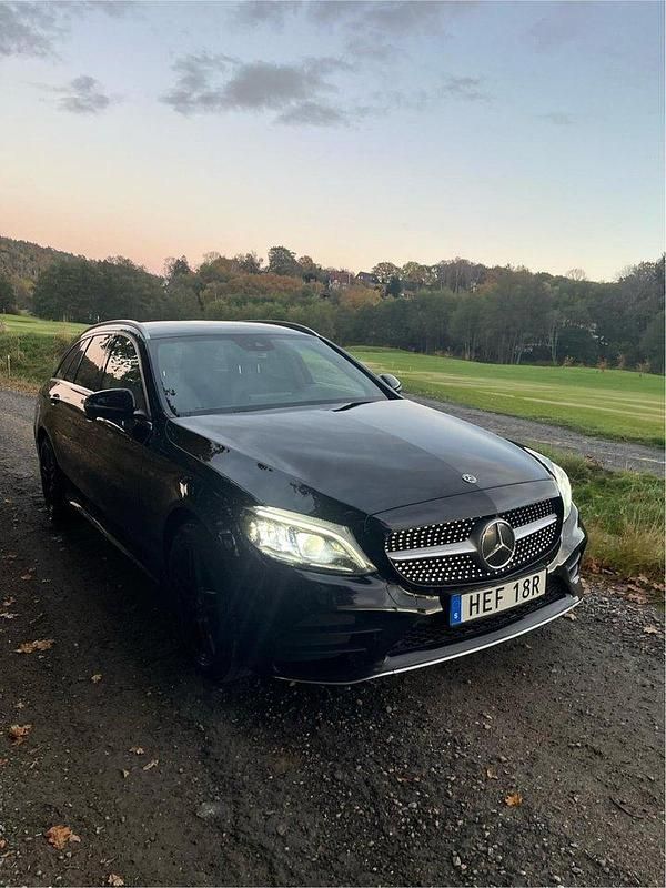 Svart Begagnad 2020 Mercedes C300 AMG Kombi | 295 000 kr (Bra pris) - Bild 1/4