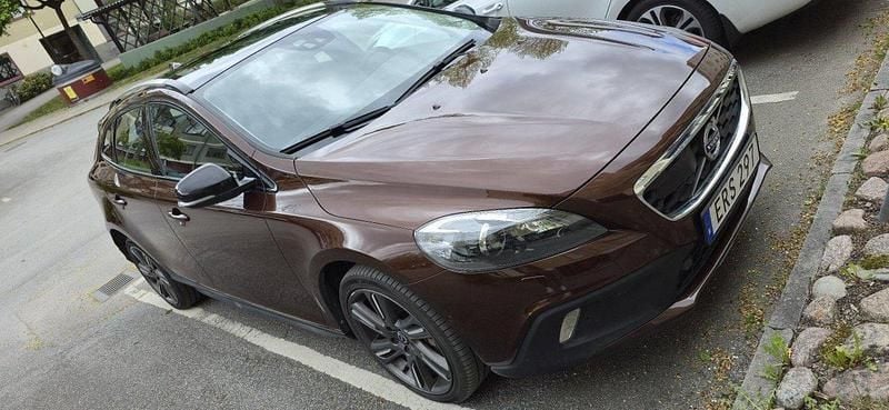 Brun Begagnad 2016 Volvo V40 CC Momentum Kombi | 152 000 kr (Bra pris) - Bild 1/3