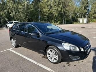 Svart Begagnad 2013 Volvo V60 Momentum Kombi | 94 000 kr (Superpris) - Bild 1/4