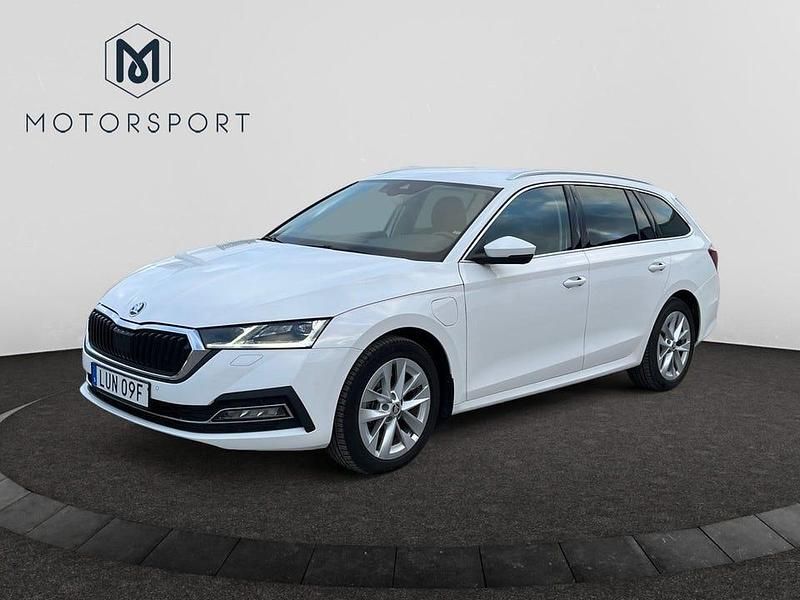 Vit Begagnad 2022 Skoda Octavia Business Line Kombi | 264 900 kr (Marknadspris) - Bild 1/3