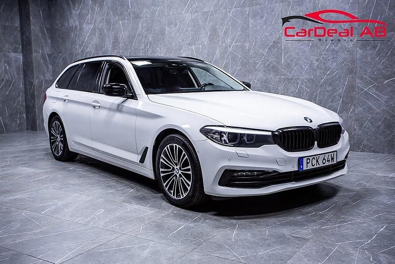 Vit Begagnad 2019 BMW 520 Sport Line Kombi | 234 800 kr (Marknadspris) - Bild 1/4
