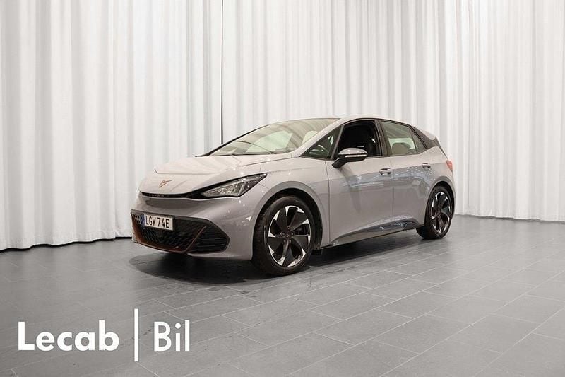 Ljusgrå (vapor grey) Begagnad 2023 Cupra Born e-Boost Halvkombi | 269 500 kr (Superpris) - Bild 1/4
