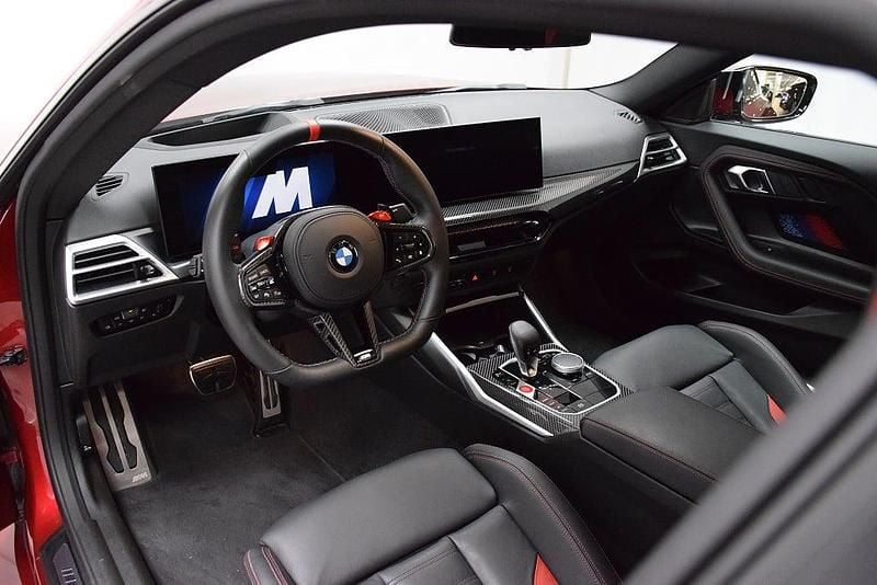 Begagnad BMW M2 Comfort Edition 480 HK (353 kW) 2024 Röd (fire red metallic) Sportkupé