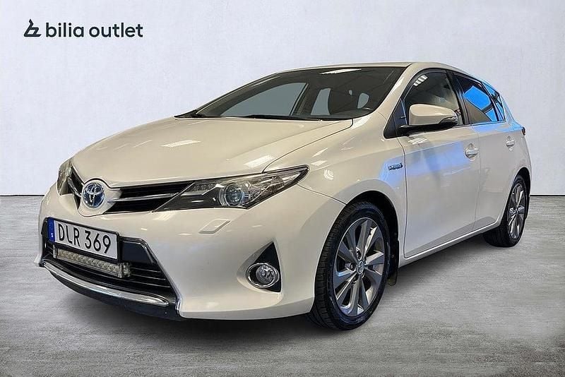 Vit Begagnad 2013 Toyota Auris Hybrid Halvkombi | 144 900 kr (Marknadspris) - Bild 1/3