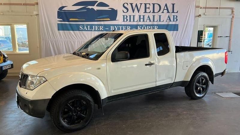 Vit Begagnad 2008 Nissan Navara Pickup | 49 800 kr (Bra pris) - Bild 1/4