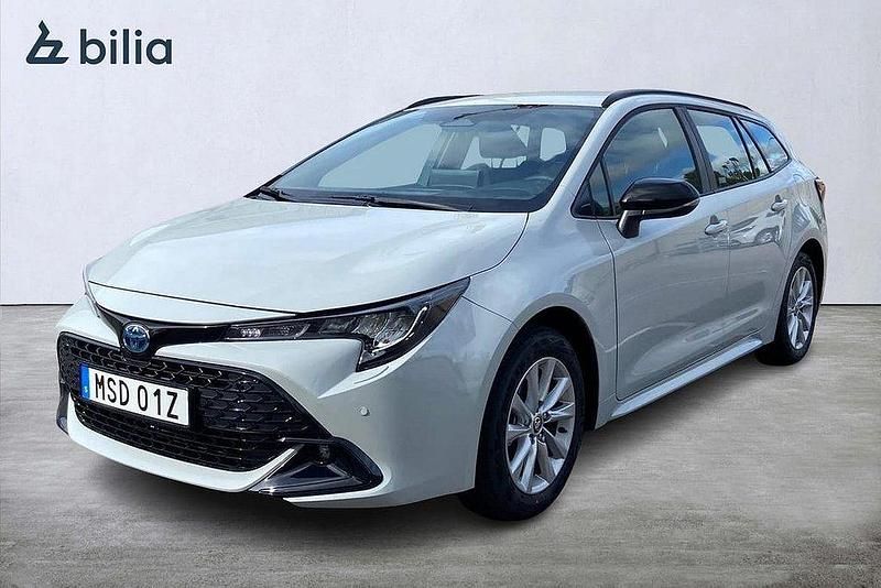 Grå Ny 2025 Toyota Corolla Active Kombi | 357 500 kr (Marknadspris) - Bild 1/4