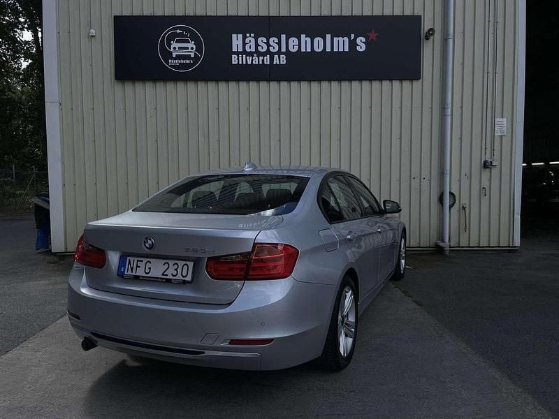 Silver Begagnad 2013 BMW 320 Sport Line Sedan | 124 900 kr (Bra pris) - Bild 1/4